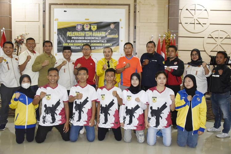 12 orang atlet karate, pelatih, dan Penjabat Gubernur Gorontalo Hamka Hendra Noer saat pelepasan tim karateka ke Kejurnas Forki di Padang, Sumatera Barat.