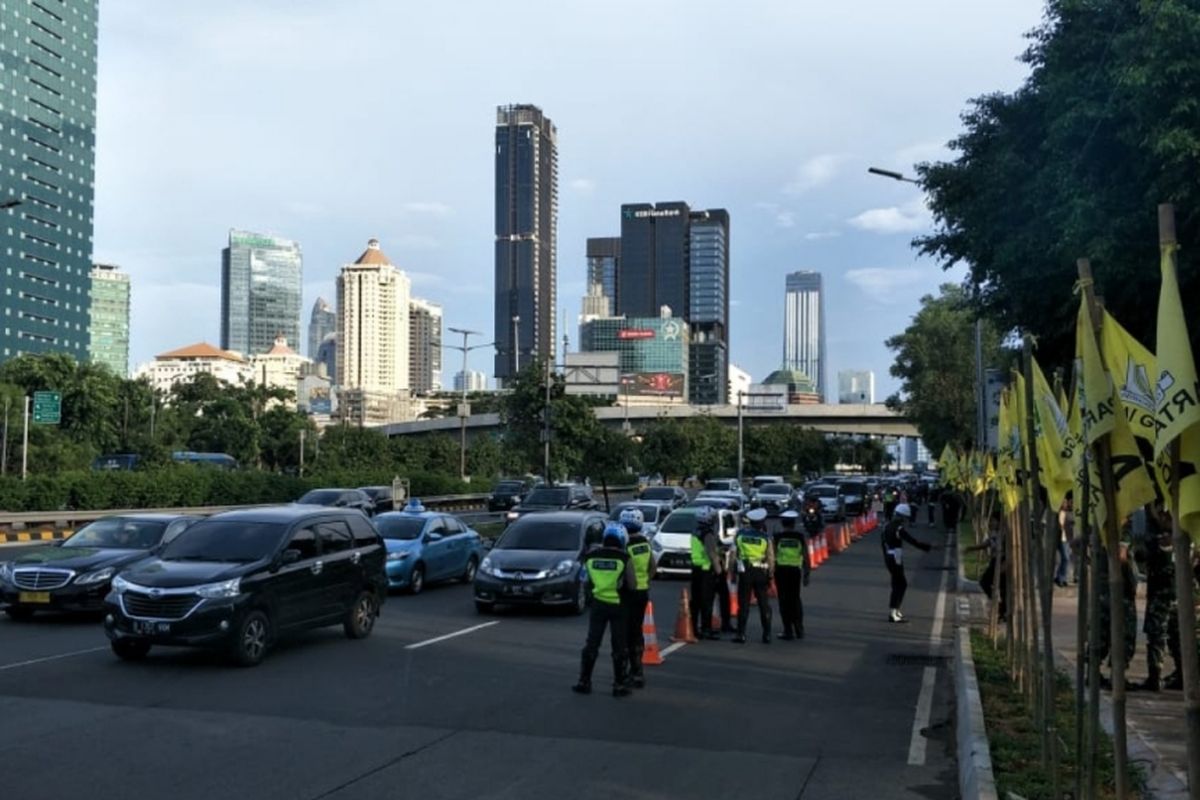 Tampak arus lalu lintas di depan lokasi debat kedua Pilpres 2019 di Hotel Sultan, Jalan Gatot Subroto, Jakarta Pusat tersendat cenderung lancar, Minggu (17/2/2019).