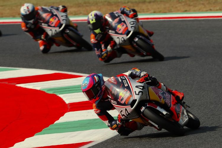 Veda Ega Pratama saat berlaga pada Red Bull Rookies Cup 2025 di Sirkuit Mugello, Italia