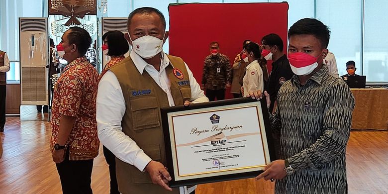 Kepala BNPB Ganip Warsito berikan penghargaan kepada pejuang penanganan Covid-19
