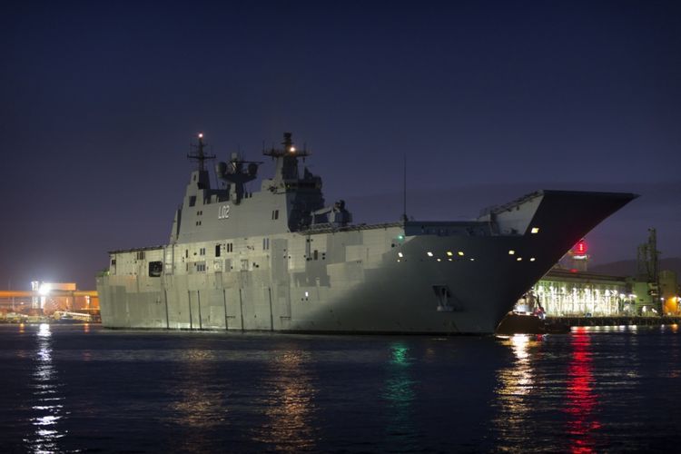 Sebuah foto tak bertanggal yang menunjukkan kapal Landing Helicopter Dock (LHD) milik Angkatan Laut Australia, HMAS Canberra, meninggalkan Pelabuhan Townsville dalam latihan TALISMAN SABRE 17.