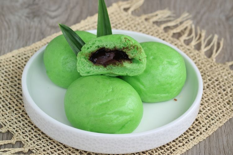 Ilustrasi bakpao kukus pandan dengan isi cokelat.