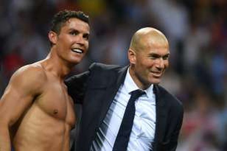 Cristiano Ronaldo bersukacita bersama pelatihnya, Zinedine Zidane, usai merengkuh gelar Liga Champions 2015-2016 di Stadion San Siro, Milan, pada Sabtu (28/5/2016).