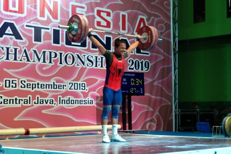 A file photo of Indonesian young lifter Rizki Juniansyah during the 2nd Indonesia International Weightlifting Championships 2019 in Semarang, Central Java on September 2, 2019. 