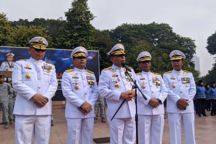 Kepala Bakamla Laksamana Madya Irvansyah (tengah) usai upacara peringatan hari ulang tahun ke-18 Bakamla di Markas Besar Bakamla, Menteng, Jakarta Pusat, Jumat (29/12/2023).