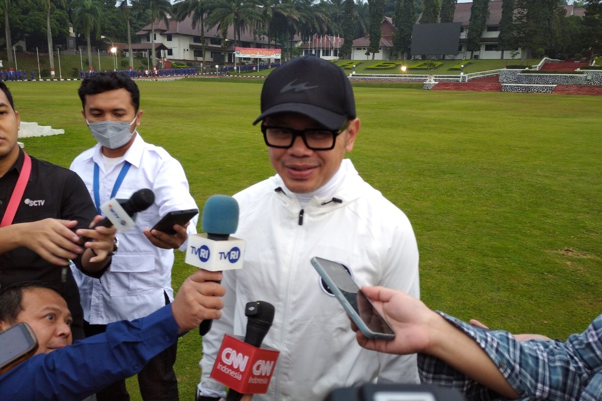 Wamendagri Bima Arya Sugiarto memberikan pernyataan kepada awak media seusai kegiatan senam pagi di Lapangan Parade IPDN Jatinangor, Kabupaten Sumedang, Jawa Barat, Senin (23/6/2025).