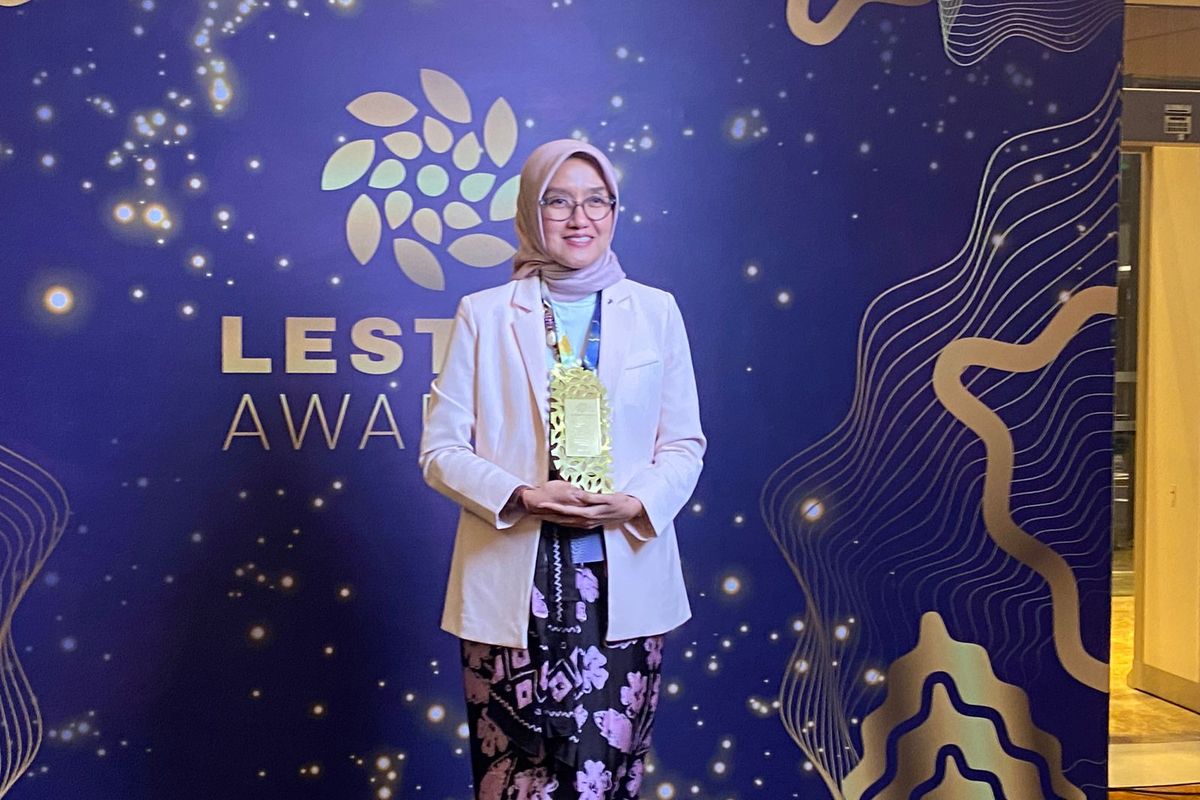 Manager Tanker and Offshore Project PIS, Sidha, memegang piala Lestari Awards 2025 di Jakarta Selatan, Kamis (2/10/2025). 