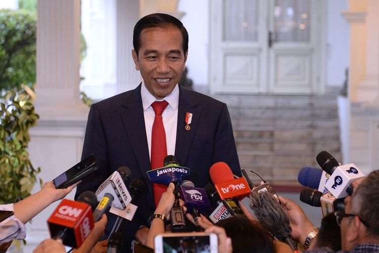 Presiden Joko Widodo memberikan keterangan terkait kerusuhan di Manokwari dan Sorong di Kompleks Istana Kepresidenan Jakarta, Senin (19/8/2019). Presiden  meminta masyarakat Papua untuk memaafkan pihak-pihak yang telah membuat mereka tersinggung hingga terjadi aksi demonstrasi yang berakhir rusuh serta meminta masyarakat Papua untuk percaya kepada pemerintah dalam menjaga kehormatan dan kesejahteraan masyarakat di Papua dan Papua Barat. ANTARA FOTO/Setpres-Kris/wpa/foc.