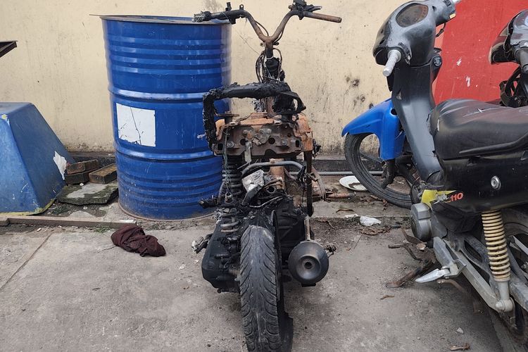 Diduga Hendak Curi Blower AC di Dapur MBG Bangkalan, Dua Maling Diamuk Massa-Motor Dibakar