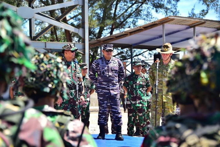 Kepala Staf Angkatan Laut (KSAL) Laksamana Yudo Margono bersama Panglima TNI Jenderal Andika Perkasa dalam latihan bersama Ausindo Amphibious Assault Exercise (Ausindo AAJEX) di Pantai Todak Dabo Singkep, Kepulauan Riau, Minggu (20/11/2022).