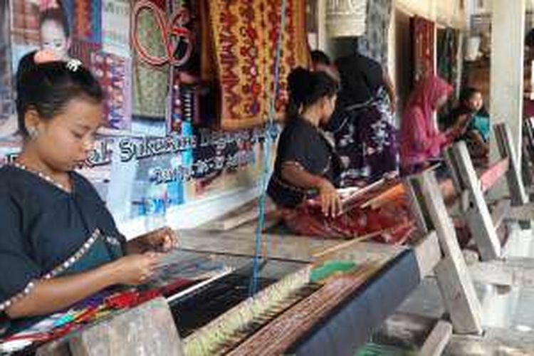 Perajin tenun khas Lombok di Desa Sukarara, Kecamatan Jonggat, Kabupaten Lombok Tengah, NTB, Jumat (26/8/2016).