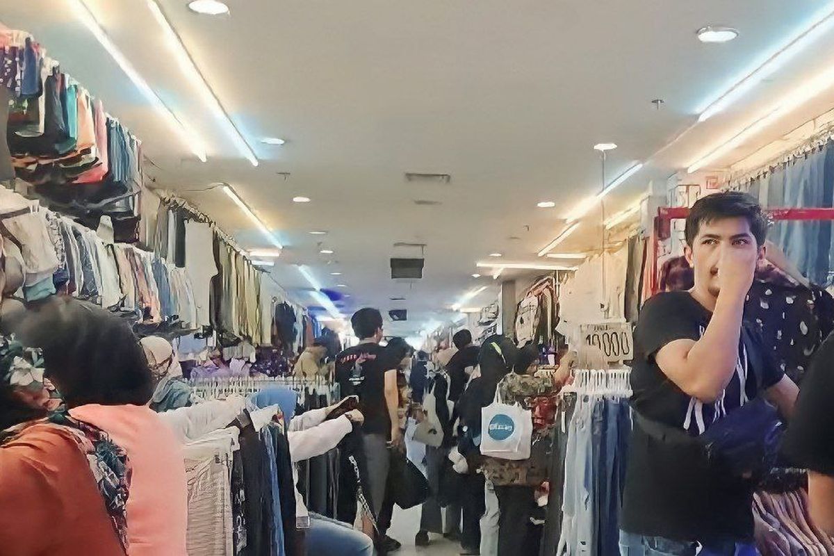 Suasana di sentra baju bekas impor atau thrift di Pasar Senen Blok III lantai 2, Jakarta Pusat, Senin (27/3/2023).