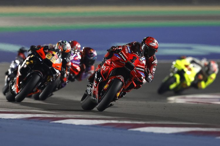 Francesco Bagnaia (Ducati) memimpin selama balapan MotoGP Qatar 2024 di Sirkut Lusail, Senin (11/3/2024) dini hari WIB. (Photo by KARIM JAAFAR / AFP)