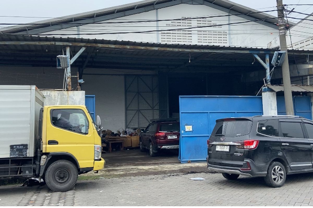 Gudang UD Sentosa Seal milik Jan Hwa Diana, laporan satu karyawan yang ijazahnya ditahan telah diproses Polda Jatim, Selasa (22/4/2025)