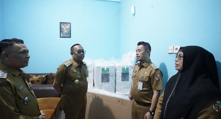 Tinjau Pendistribusian Logistik Pilkada, Pj Gubernur Riau Pastikan Persiapan Sudah Matang