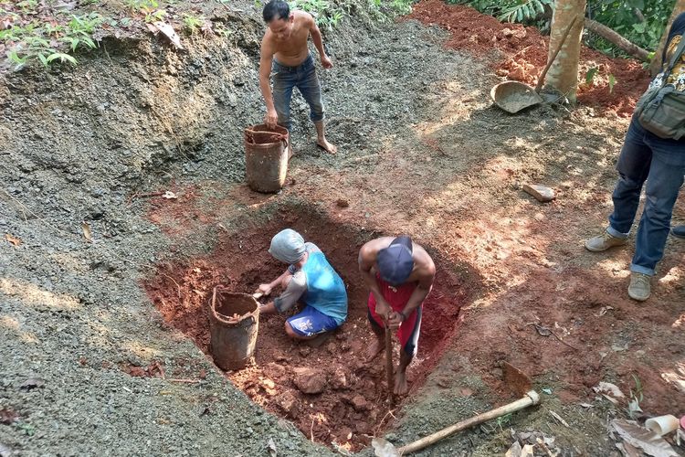 Batu Kalimaya pernah viral saat 2014-2015 lalu, batu hias yang hanya ditemukan di Kabupaten Lebak, Banten ini, kini sudah tidak tren lagi karena sulit dicari.