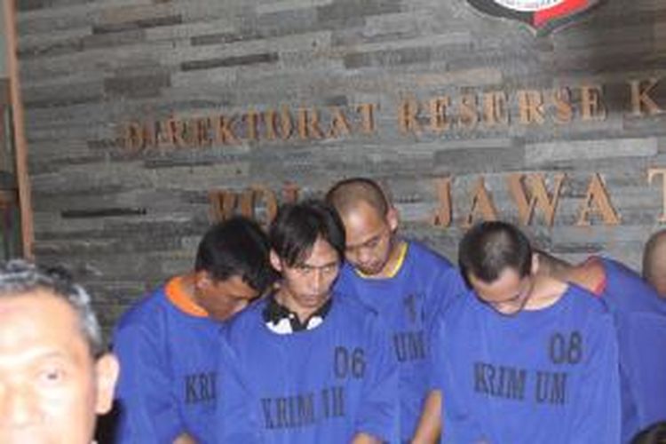 12 orang perampok lintas Provinsi digelandang Mapolda Jawa Tengah, Jum’at (13/6/2014).