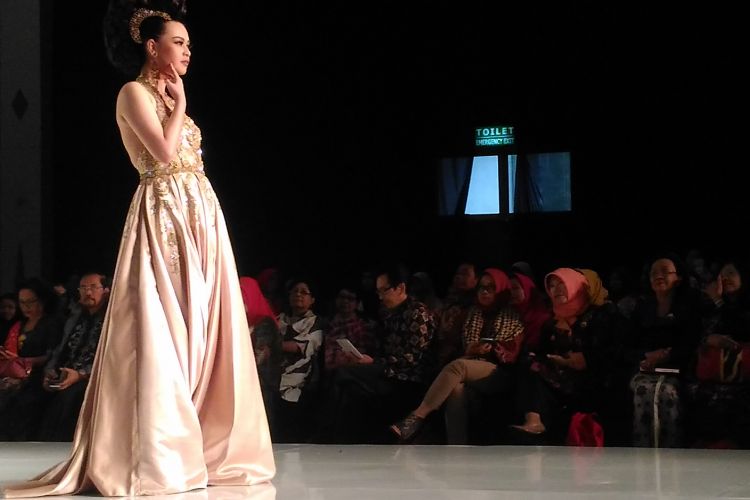 Seorang model berbusana khas Jawa berjalan di atas catwalk dalam pembukaan Jogja Fashion Week (JFW) 2017 di Jogja Ekspo Center, Jalan Raya Janti, Kecamatan Banguntapan, Kabupaten Bantul, Rabu (23/8/2017). 