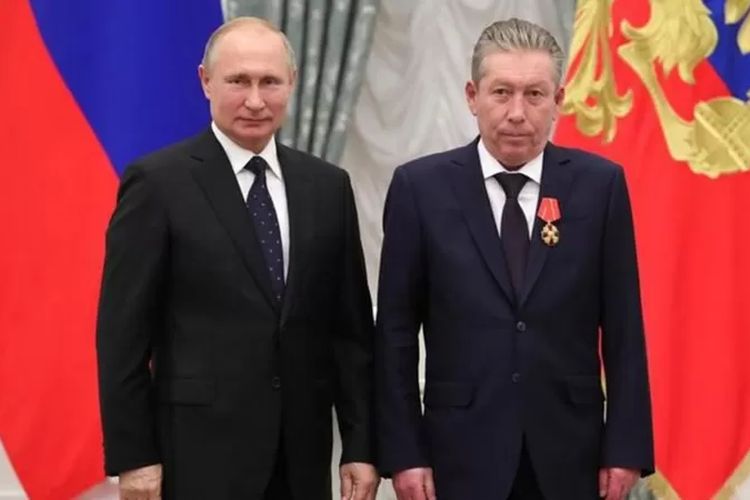 Tiga tahun lalu, Ravil Maganov (kanan) dianugerahi penghargaan oleh Presiden Vladimir Putin.