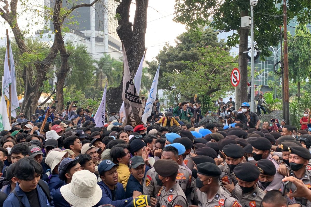 Mahasiswa yang tergabung dalam BEM SI berunjuk rasa tolak kenaikan harga BBM di kawasan Patung Kuda, Jakarta Pusat, Kamis (15/9/2022). 