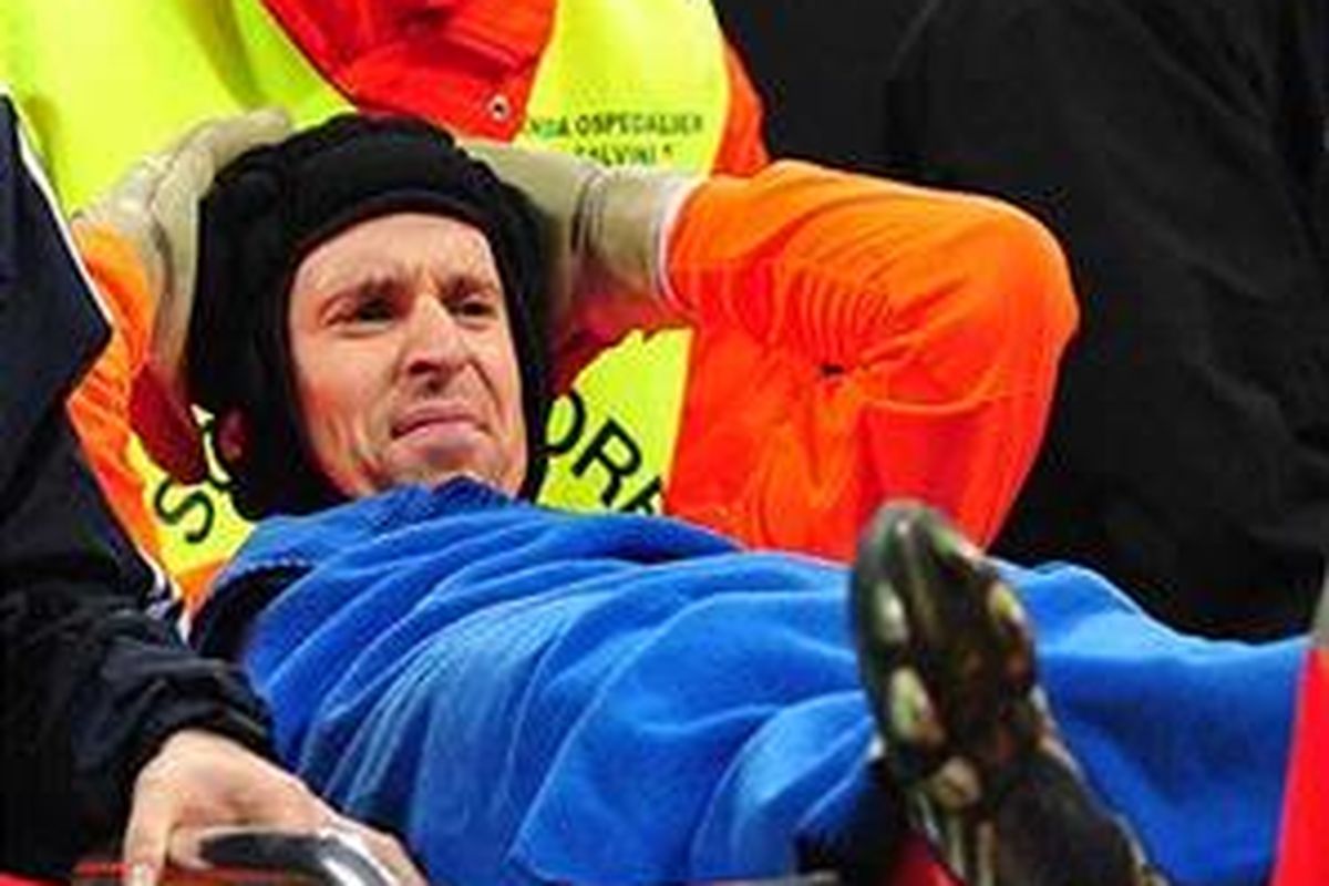 Kiper Chelsea, Petr Cech, harus ditandu keluar lapangan akibat cedera pangkal paha saat bertanding lawan Inter Milan, Rabu (24/2/2010).