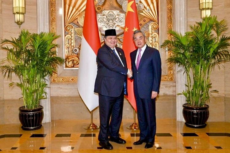 Bertemu Menlu Wang Yi, Menko Airlangga Dorong Kemitraan Strategis hingga Investasi Hijau
