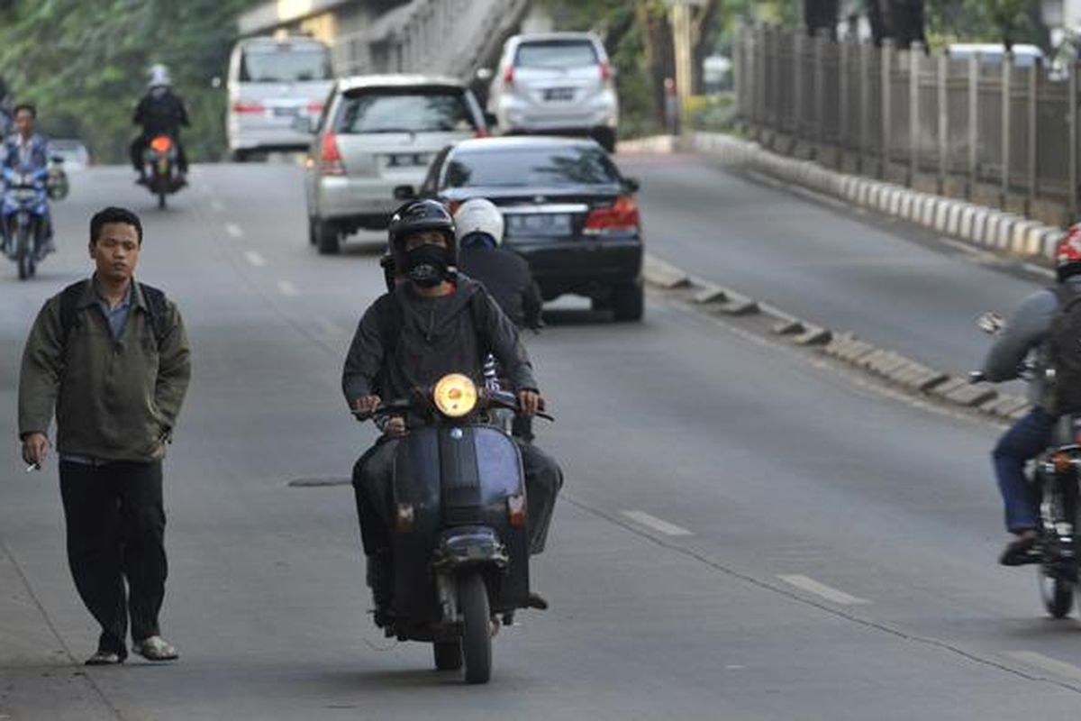Motor Melawan Arus Dibiarkan - Pengendara motor melawan arus lalu lintas di Jalan Sultan Iskandar Muda, Jakarta Selatan, Selasa (18/6). Meskipun melanggar aturan dan membahayakan pengguna jalan lain, kondisi ini telah lama berlangsung dan belum ada tindakan tegas dari polisi lalu lintas. 