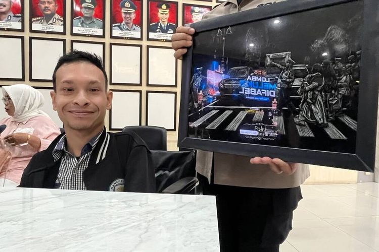 Tak Bisa Berjalan, Khairil Fikri Justru Hasilkan 300 Karya dan Bangun Bisnis Lukisan Scribble Art