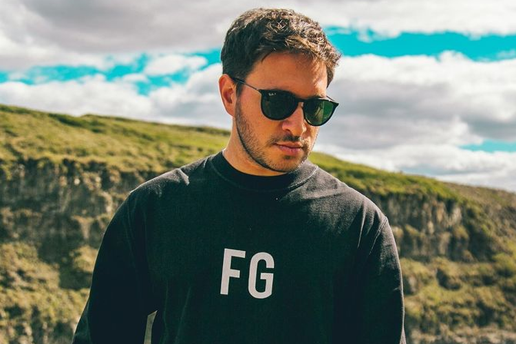 Guy James Robin atau lebih dikenal dengan nama Jonas Blue.