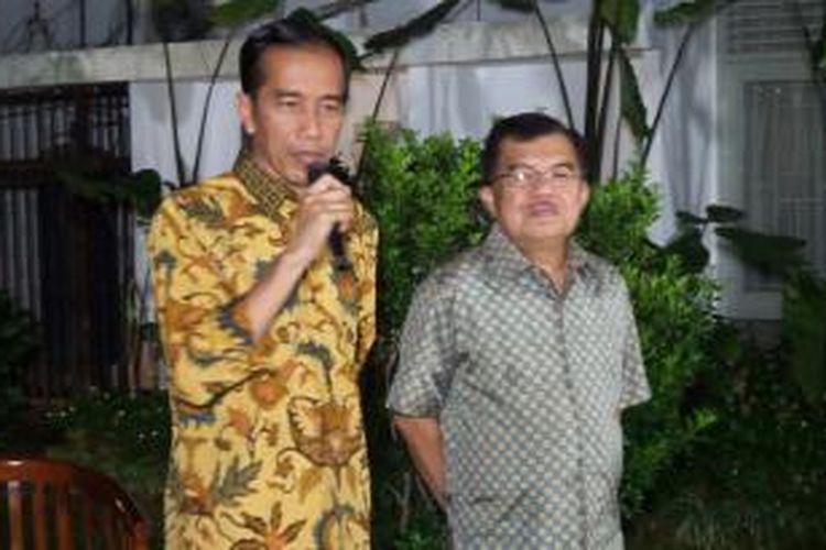 Presiden dan wakil presiden terpilih Joko Widodo dan Jusuf Kalla menggelar jumpa pers di rumah dinas Gubernur DKI Jakarta, Kamis (21/8/2014) malam, seusai putusan Mahkamah Konstitusi atas perselisihan hasil pemilu presiden dan wakil presiden dua jam sebelumnya.