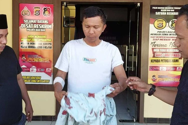 Seorang wartawan dan juga pemilik media online lokal di Kota Baubau, Sulawesi Tenggara, La Ode Muhammad Irfan Mihzan (baju putih), ditikam oleh orang tak dikenal, Sabtu (22/7/2023) sekitar pukul 09.30 WITA.