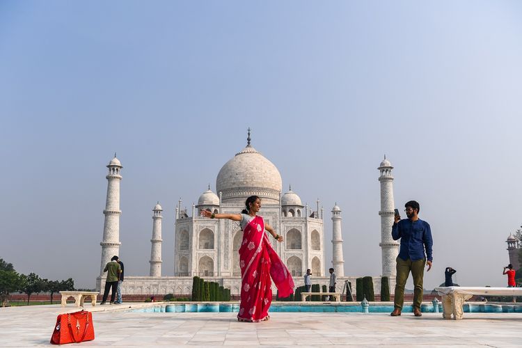 Turis mengunjungi Taj Mahal di Agra pada 21 September 2020. Taj Mahal dibuka lagi untuk pengunjung pada 21 September dalam gerakan simbolis, seperti biasa bahkan ketika India tampaknya akan mengambil alih AS sebagai pemimpin global dalam infeksi virus corona.