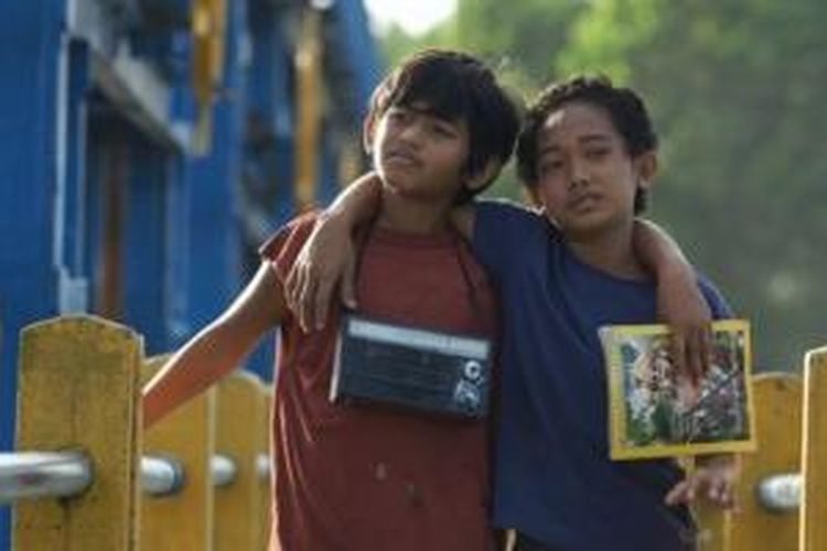 Mahar (Verry Yamarno-kiri) bersama Ikal (Zulfany) saat memerankan film Laskar Pelangi.