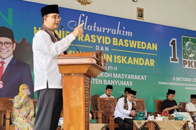 Anies Baswedan saat silaturahmi di Pondok Pesantren Darussalam, Dukuhwaluh, Banyumas, Jawa Tengah, Selasa (3/10/2023).