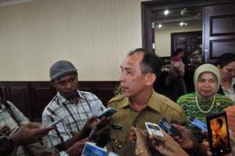 Gubernur Maluku, Said Assagaff memberikan keterangan kepada wartawan usai bertemu dengan perwakilan anggota DPD RI di kantor Gubernur Maluku, Selasa (24/11/2015)