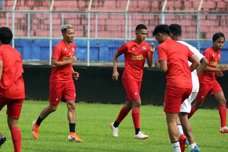 Dendi Santoso (kiri) mengikuti latihan perdana bersama Arema FC untuk persiapan Piala Menpora 2021 di Stadion Kanjuruhan Kabupaten Malang, Jawa Timur, Senin (22/02/2021) sore.