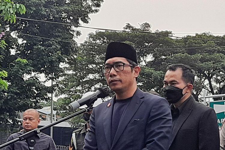 Adik Ridwan Kamil, Elpi Nazmuzzaman, saat konferensi pers di Terminal Kargo Jenazah Bandar Udara Soekarno-Hatta, Cengkareng, Tangerang, Minggu (12/6/2022).