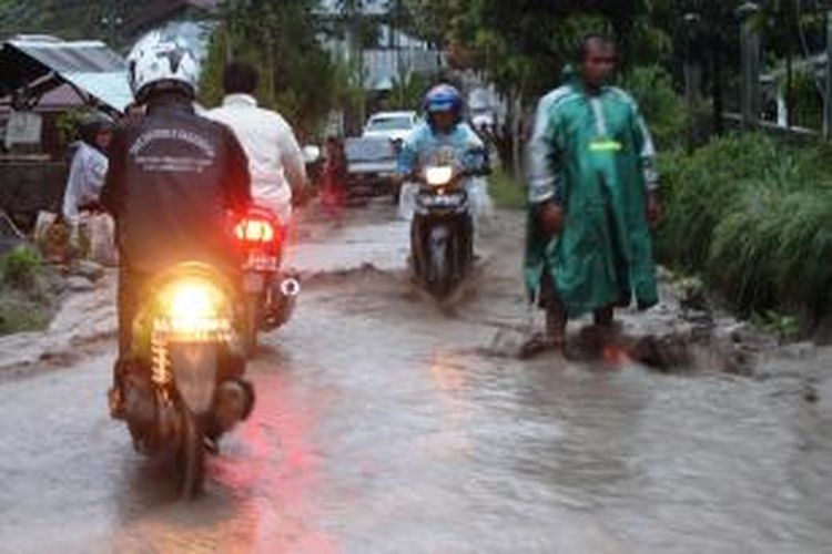 Sebagian ruas jalan Takengon-Bireuen yang berstatus jalan nasional mengalami tnah longsor setelah hujan, Jumat sekitar pukul 18.00 Wib