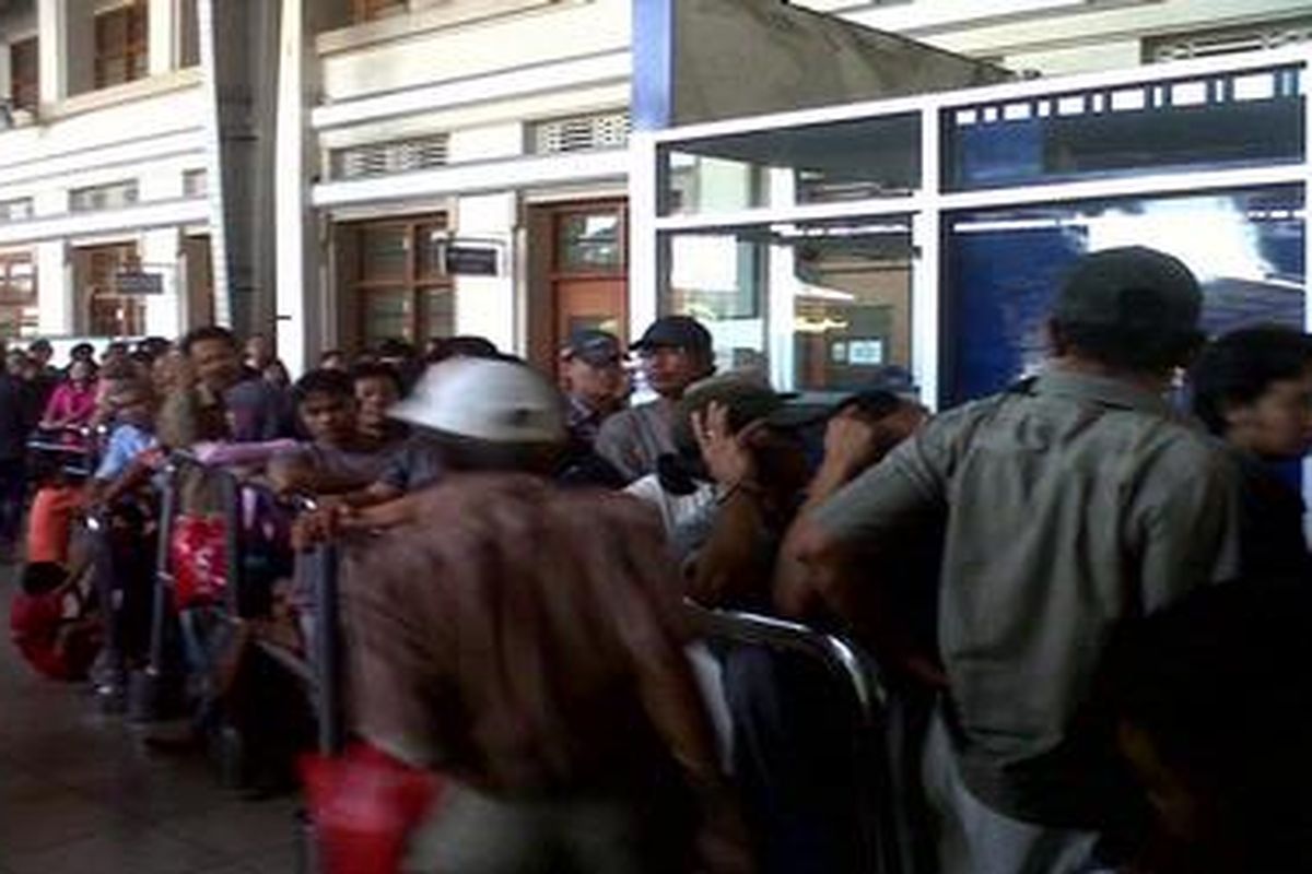Suasana pembelian tiket di Stasiun Jakarta Kota, Senin (2/7/2012).