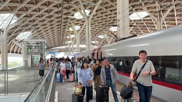 Libur Panjang, Penumpang Whoosh Serbu Bandung, 15.000 Tiket Ludes dalam Setengah Hari