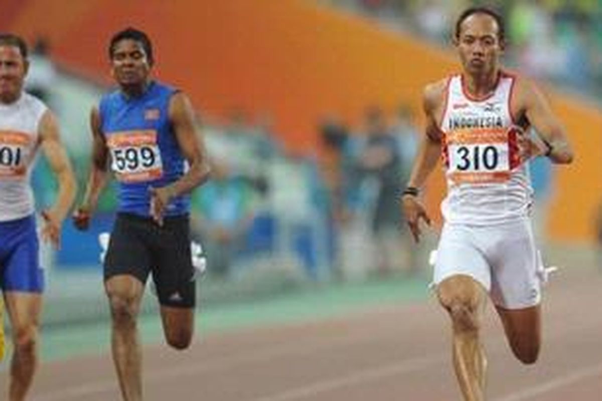 Sprinter andalan Indonesia, Suryo Agung Wibowo (kanan), gagal di final 100 meter Asian Games XVI 2010, Senin (22/11/10).