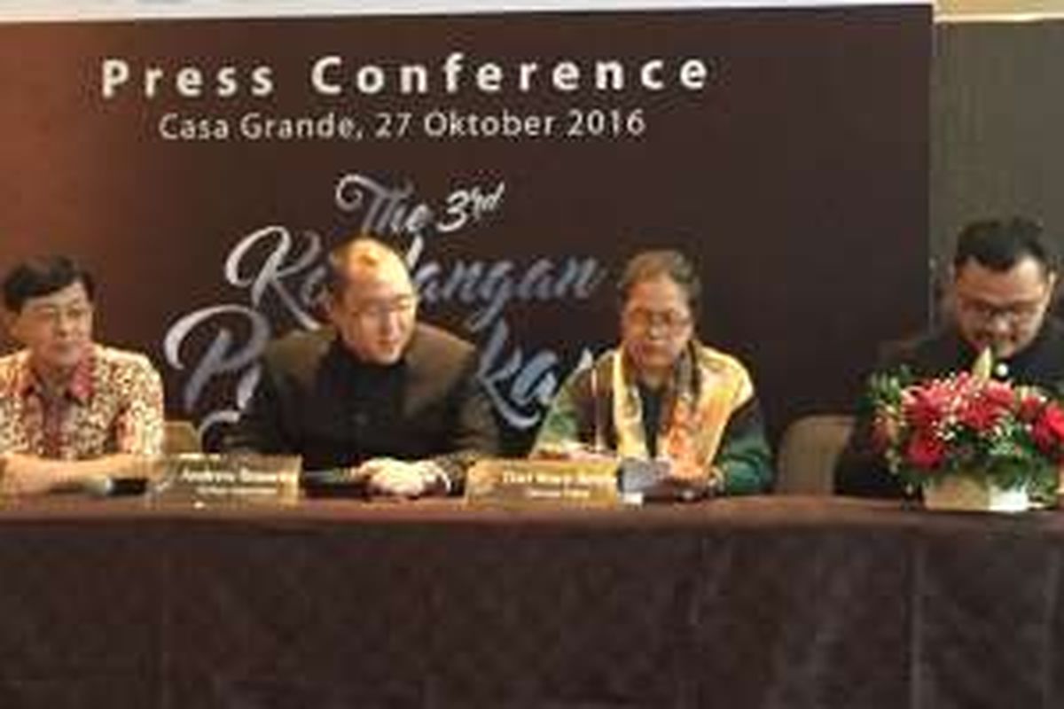 William Kwan (kiri) bersama panelis acara konferensi pers Kondangan Peranakan Tionghoa Indonesia 2016 lainnya.