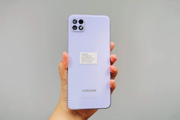 Di bagian punggung, Galaxy A22 5G memiliki desain warna mengkilap dengan tekstur agak kesat. Bodinya juga mengusung warna Violet yang cenderung cerah sehingga menunjukkan kesan simple dan elegan