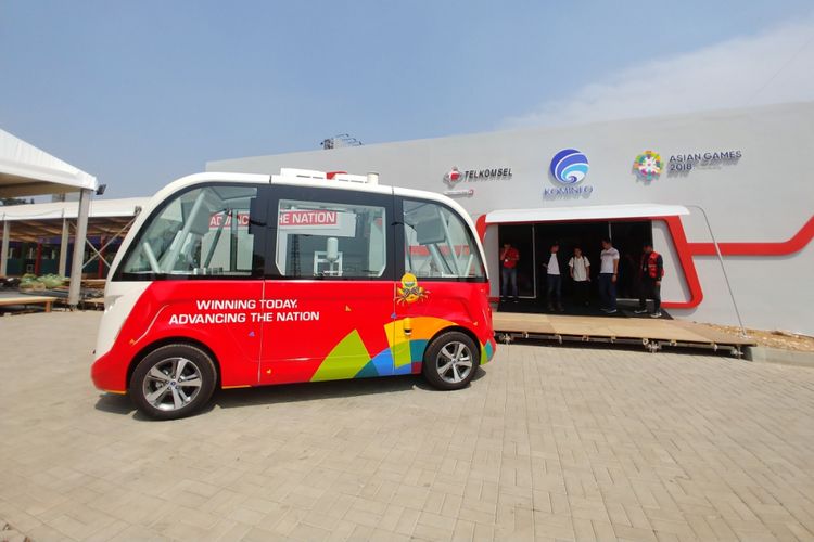 Bus otonomos Telkomsel di depan booth 5G Experience di GBK, Jumat (10/8/2018).