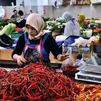 Pedagang cabai di Pasar Legi Ponorogo. Jelang Ramadhan harga cabai rawit meroket dari harga sebelumnya Rp 50.000 menjadi Rp 100.000. Siasati kebutuhan cabai, warga Ponorogo terpaksa mengoplos dengan cabai rawit
