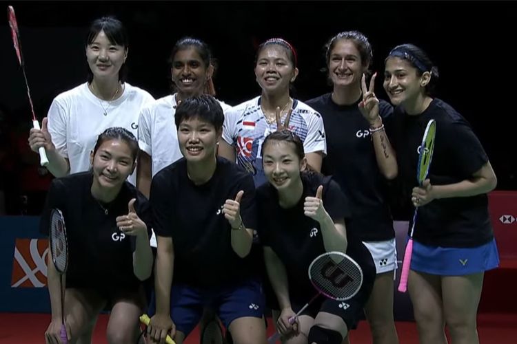 Laga amal ketiga di acara perpisahan Greysia Polii mempertemukan Misaki Matsumoto/Huang Dong Ping/Gabriela Stoeva/Ahswini Ponnappa berhadapan dengan Greysia/Shin Seung Chan/Jongkolphan Kititharakul/Thinaah Muralitharan. Acara Greysia Polii Testimonial Day diselenggarakan di Istora Senayan, Jakarta, Minggu (12/6/2022) pagi WIB. 