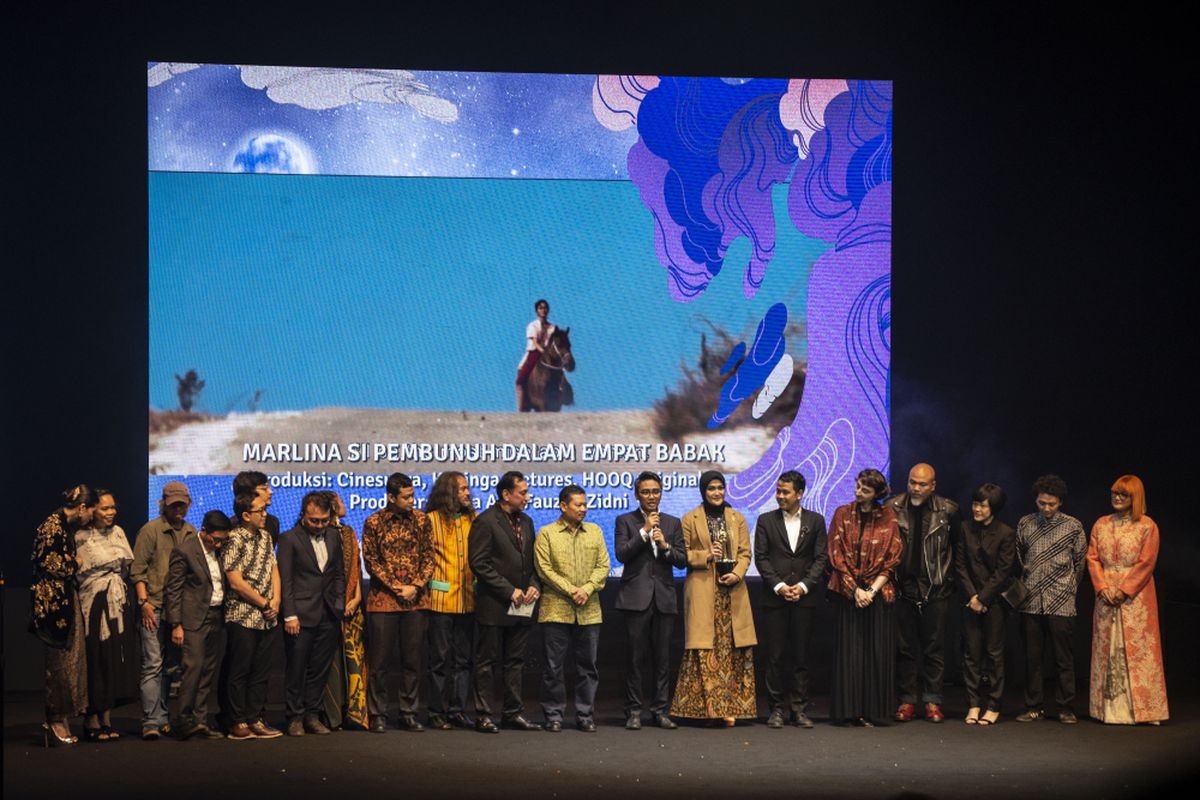 Penulis Skenario film Marlina Si Pembunuh Dalam Empat Babak, Rama Adi (kedelapan kanan) didampingi tim produksi berbicara seusai menerima penghargaan kategori Fim Cerita Panjang Terbaik pada Malam Anugerah Piala Citra Festival Film Indonesia (FFI) 2018, di Gedung Teater Besar, Taman Ismail Marzuki, Jakarta, Minggu (9/12/2018). 