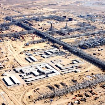 Pemandangan Pabrik Produksi Sentral Qatif selama pembangunannya di awal tahun 2000-an. Selesai dibangun pada tahun 2004, fasilitas ini, menurut Saudi Aramco (2009), memproduksi 800.000 barel per hari dari peremajaan ladang minyak darat Qatif (pertama kali diproduksi pada tahun 1951) dan ladang minyak lepas pantai Ab Safah (pertama kali diproduksi pada tahun 1966). 