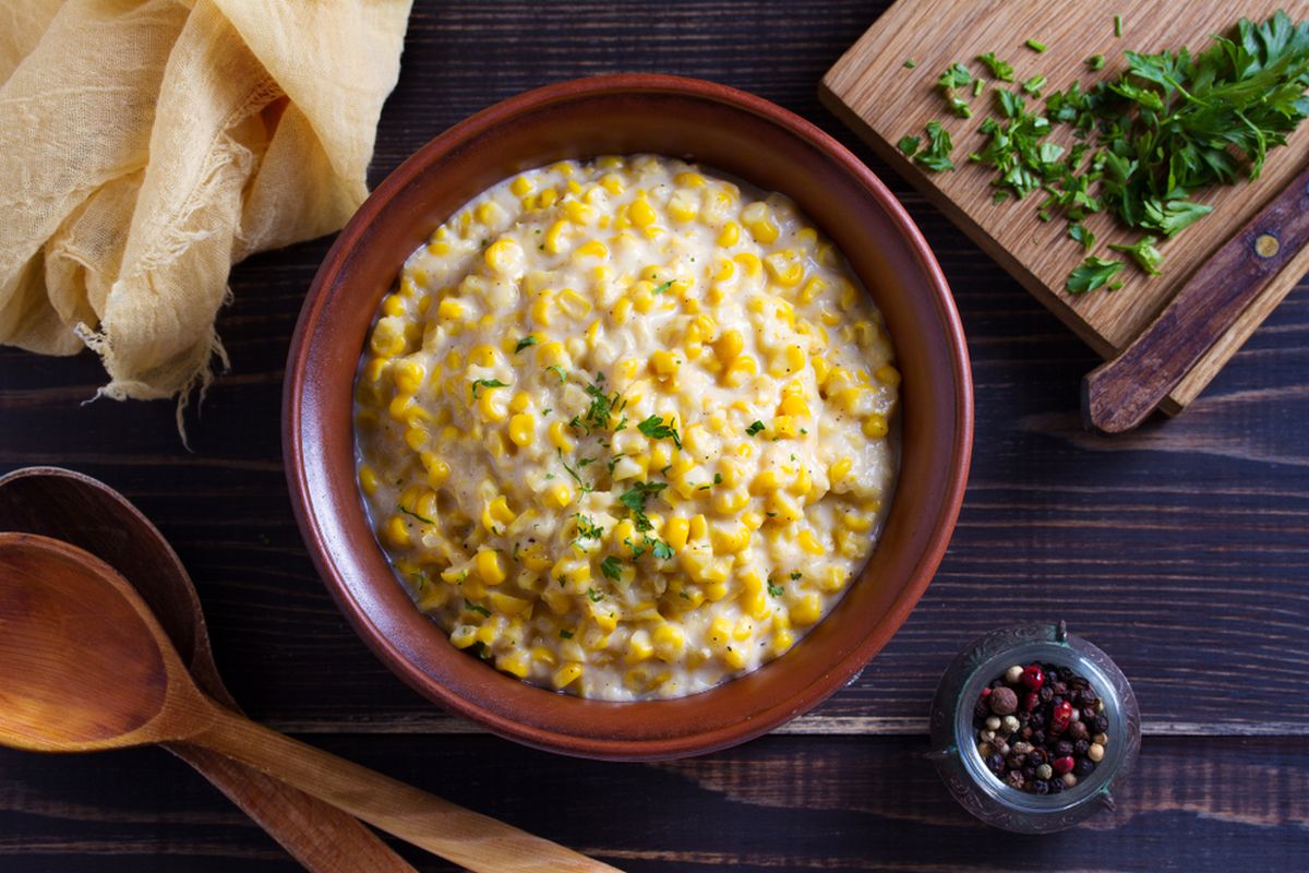 Creamed corn atau jagung yang dimasak bersama krim susu kental, mentega, dan keju. 