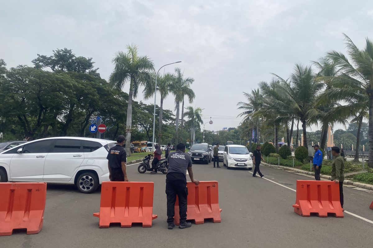 Petugas menyekat titik menuju lokasi penyelenggaraan balapan mobil listrik dunia, Formula E 2025 di Sirkuit Jakarta International E-Prix (JIEC), Ancol, Jakarta, Sabtu (21/6/2025).